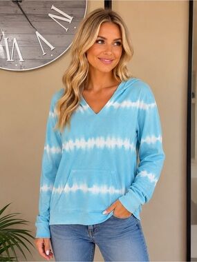 NWOT Enti Cozy Blue Tie-Dye Hooded Pullover Top